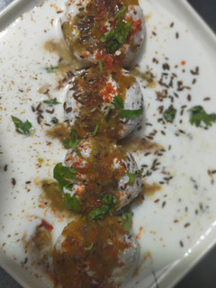 मूंग दाल दही भल्ले (Moong dal dahi bhalle recipe in hindi) रेसिपी मुख्य फोटो