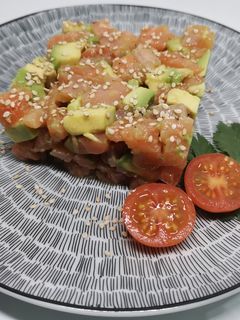 Una foto de Tàrtar de salmón y aguacate