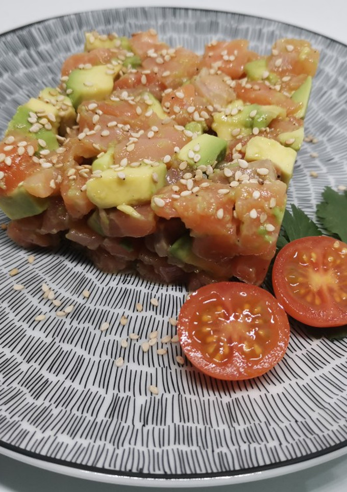 Una foto de Tàrtar de salmón y aguacate
