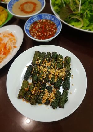 A picture of Vietnamese Grilled Beef Wrapped in Betel Leaves (Bò cuốn lá lốt).