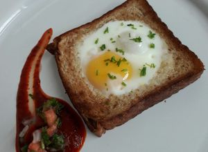 Una foto de Huevos en canasta
