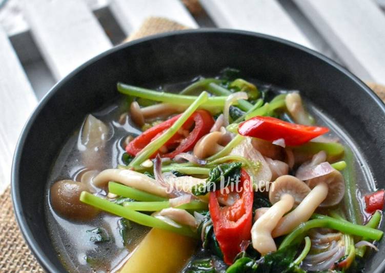 Langkah Langkah Memasak Bening Bayam &amp; Cendawan yang Sederhan