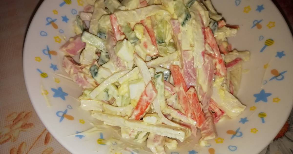 Пицца с солеными огурцами и крабовыми палочками