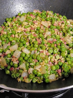 Una foto de Guisantes con jamón y arroz integral en wok