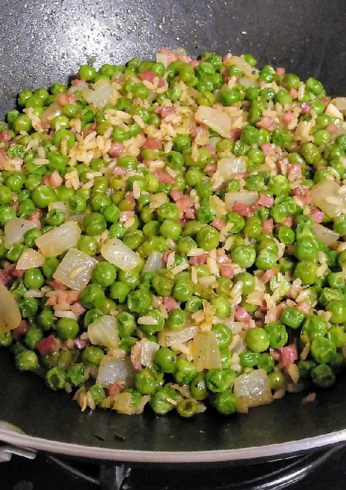 Una foto de Guisantes con jamón y arroz integral en wok