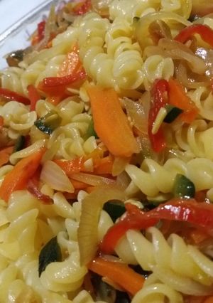 Una foto de Fideos con verduras
