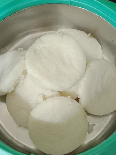ઈડલી (Idli Recipe In Gujarati) રેસીપી મુખ્ય ફોટો