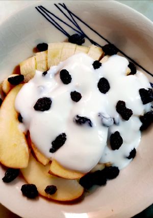 Una foto de Ensalada de frutas con yogurt natural