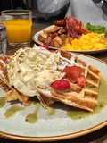 Gofres con nata, fresas y pistachos
