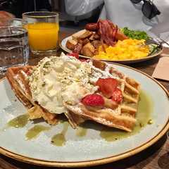 Gofres con nata, fresas y pistachos-レシピのメイン写真