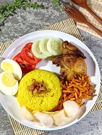 Cara Simple Membikin Resep  Nasi Kuning Super Praktis yang Lezat Sekali, Menggugah Selera