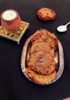 માલપુઆ=(malpuva in Gujarati) રેસીપી મુખ્ય ફોટો