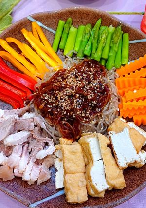 Hình của món Miến trộn cay Hàn Quốc.