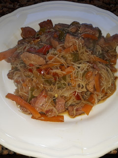 Una foto de Fideos chinos de arroz con pavo