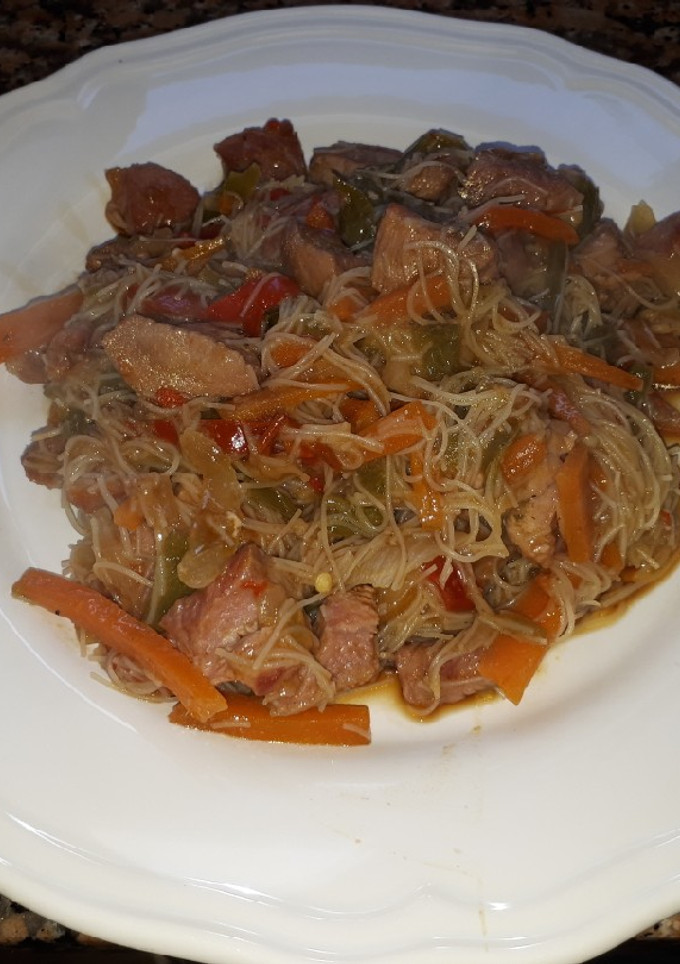 Una foto de Fideos chinos de arroz con pavo