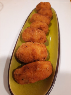 Una foto de Croquetas de pollo y cerdo estofado