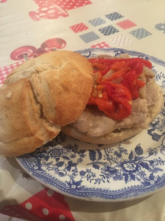 Una foto de Mollete de carne de cerdo con pimiento y cebolla
