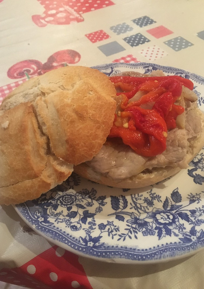 Una foto de Mollete de carne de cerdo con pimiento y cebolla