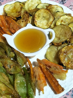 Una foto de Verduras en tempura con miel