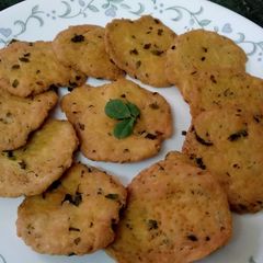A picture of Methi Mathri.