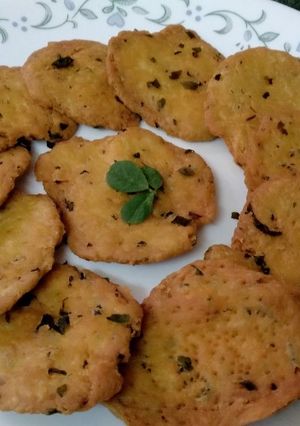 A picture of Methi Mathri.
