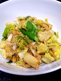 Una foto de Ensalada de bonito con mango, atún y sésamo