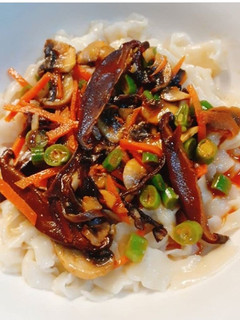 Veggie Noodles 蔬食拌麵【清冰箱料理】 的食譜成品照片