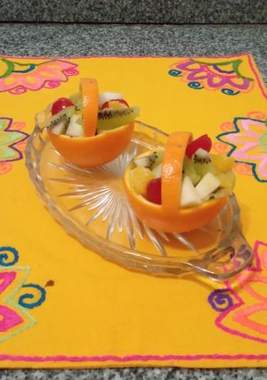 Una foto de Ensalada de frutas en cazuelitas de naranja