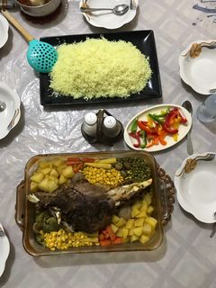 صورة لوصفة فخدة خاروف بلدي (او كتف) بالفرن مع الخضار والارز البسمتي