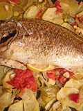 Pargo con patatas y verduras al horno