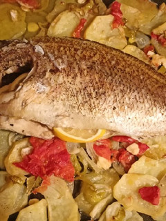 Una foto de Pargo con patatas y verduras al horno