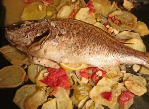 Una foto de Pargo con patatas y verduras al horno