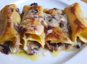 Foto di Cannelloni radicchio e formaggio con besciamella al parmigiano