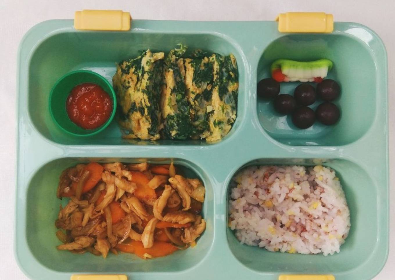 Omlete Bayam Oat dan Suwir Ayam Kecap