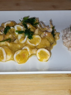Una foto de Chipirones en salsa de cebolla con arroz (Sin sal)