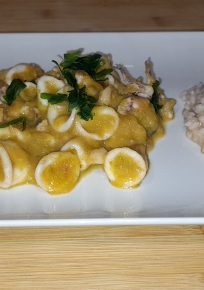 Una foto de Chipirones en salsa de cebolla con arroz (Sin sal)