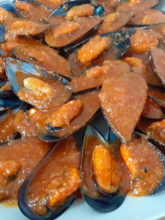Una foto de Mejillones con salsa de tomate picante