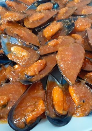 Una foto de Mejillones con salsa de tomate picante
