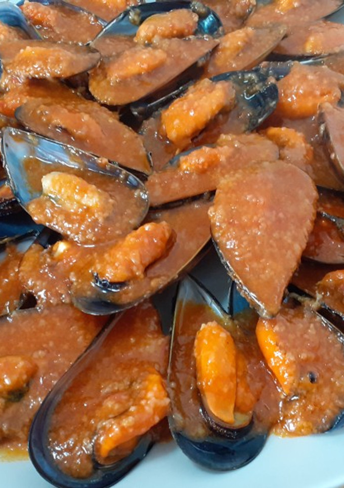 Una foto de Mejillones con salsa de tomate picante