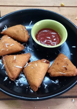 A picture of Cheese Corn Samosa.