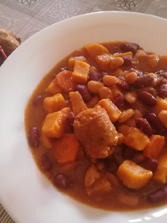 Una foto de Potaje de alubias con boniato🍠🥄