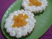 Una foto de tarta de durazno con crema chantilly