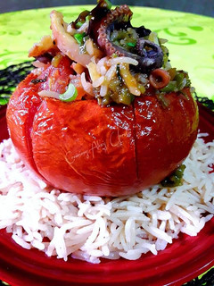 Una foto de Tomates asados al horno, rellenos de pulpos en salsa de ostras