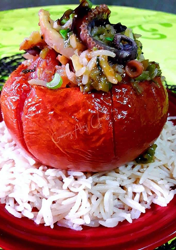 Una foto de Tomates asados al horno, rellenos de pulpos en salsa de ostras