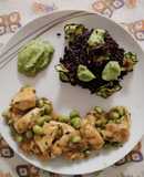 Petto di pollo con Edamame, riso venere, crema di zucchine e zucchine grigliate
