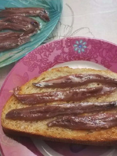 Una foto de Tosta de anchoas imperiales del Cantábrico