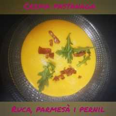 Foto principal de Crema de zanahoria, con rúcula, parmesano y picatostes de jamón