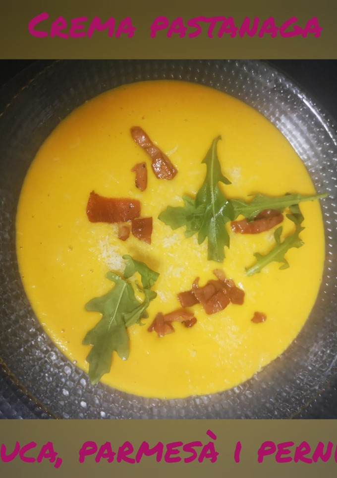 Una foto de Crema de zanahoria, con rúcula, parmesano y picatostes de jamón