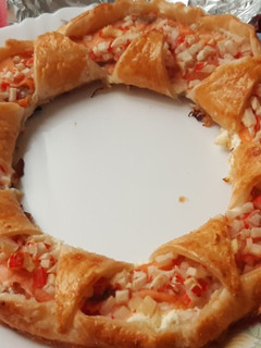 Una foto de Corona de hojaldre con salmón ahumado, surimi y queso crema. Sin gluten