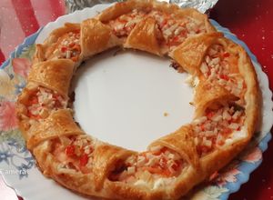 Foto principal de Corona de hojaldre con salmón ahumado, surimi y queso crema. Sin gluten